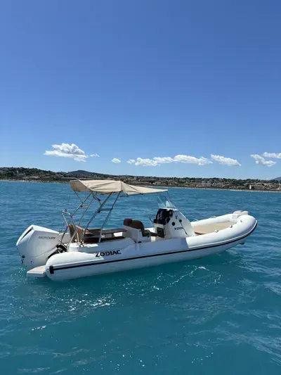 Semi-rigide ZODIAC MEDLINE 6.8 occasion France