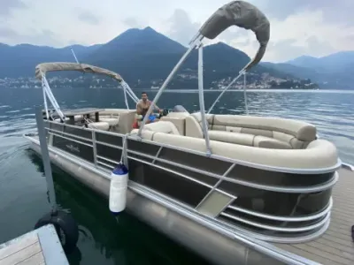 Sunchaser Eclipse 8525 Entertainer