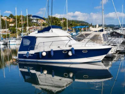 Beneteau Antares 9.80 Flybridge Motor Yacht "Mimi Blue"
