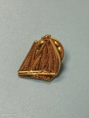 Vintage pin's bateau voilier doré ROYALE collection nautique (Ref 3)