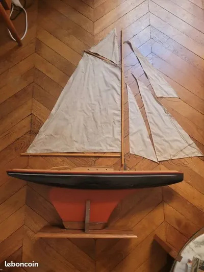 Voilier de bassin ancien Nova MFP numéro 12 à rénover