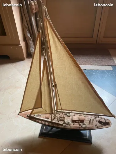 Voilier Modèle Réduit en Bois Verni